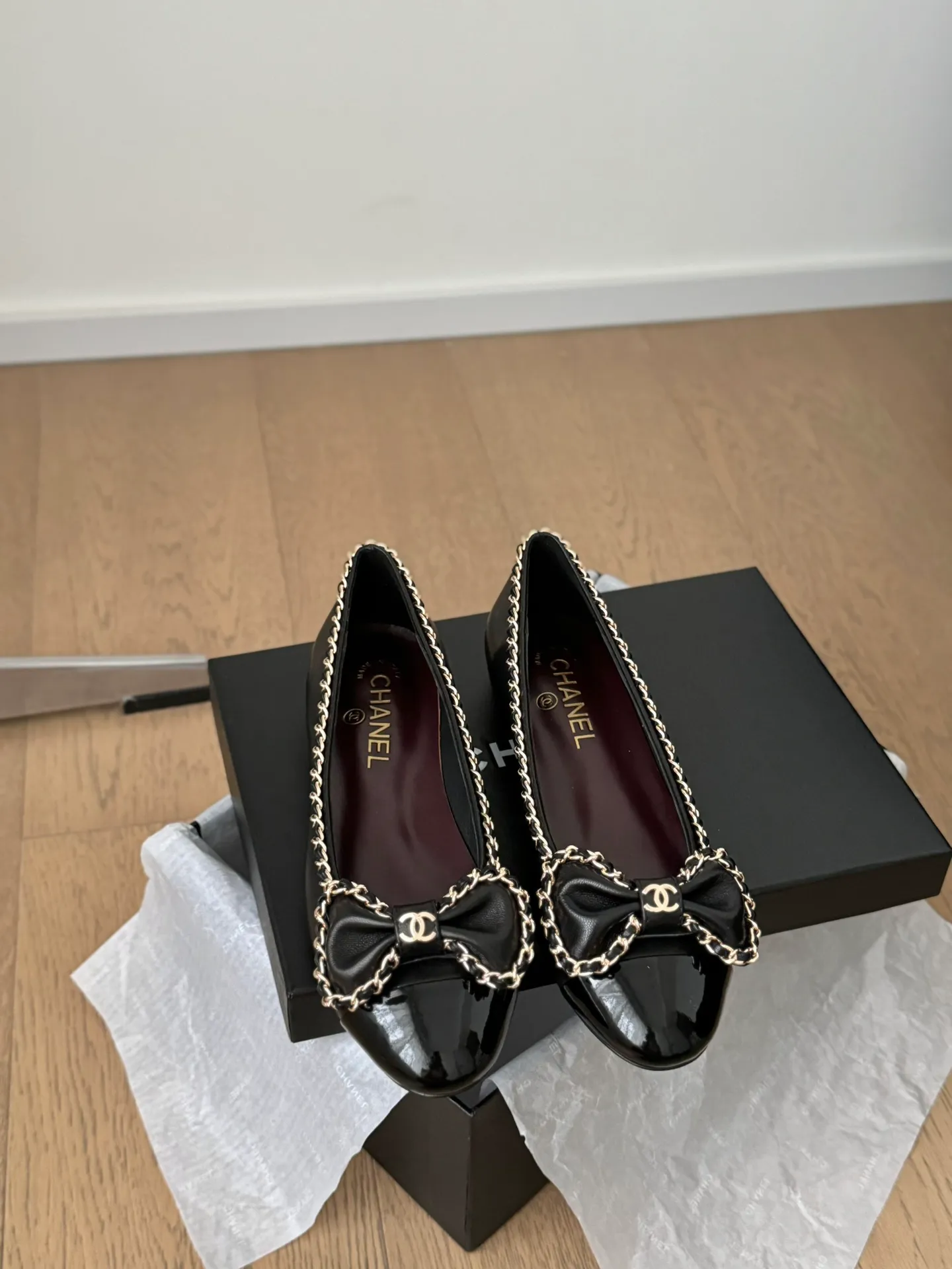 👟👟Ex-factory price 580👟👟 Purchasing agent Chanel Xiaoxiang 24A new chain double C thick heel shoes! 1:1 replica of the original. A classic among classics. It is perfect whether paired with trousers or skirts. The small round head design is very good at modifying the shape of the feet. A must-have for little fairies! The upper is made of imported lambskin, the lining is top-grade mixed sheepskin, and the outsole is imported Italian cowhide. Heel height: 2.5cm. Size: 35-39 (40/41/42/43 customized)